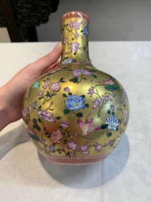 A Chinese gilt-ground famille rose vase with floral design, Qianlong mark and possibly of the period — photo 9