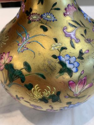 A Chinese gilt-ground famille rose vase with floral design, Qianlong mark and possibly of the period — photo 10