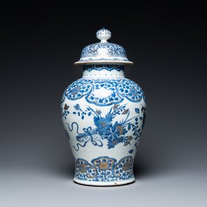 A Chinese gilt-heightened blue and white vase and cover, Kangxi/Yongzheng — 照片 1