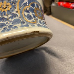 A Chinese gilt-heightened blue and white vase and cover, Kangxi/Yongzheng — 照片 16