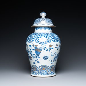 A Chinese gilt-heightened blue and white vase and cover, Kangxi/Yongzheng — 照片 4