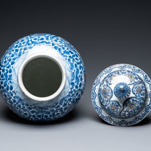 A Chinese gilt-heightened blue and white vase and cover, Kangxi/Yongzheng — 照片 5