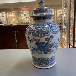 A Chinese gilt-heightened blue and white vase and cover, Kangxi/Yongzheng — 照片 8