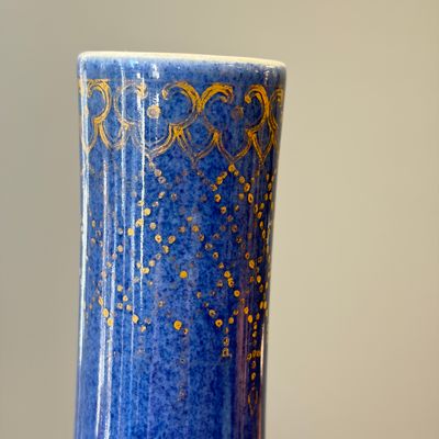 A Chinese gilt-heightened powder-blue-ground iron-red decorated 'Carps' vase — 照片 5