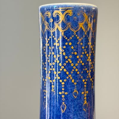 A Chinese gilt-heightened powder-blue-ground iron-red decorated 'Carps' vase — 照片 6