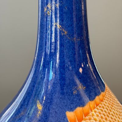 A Chinese gilt-heightened powder-blue-ground iron-red decorated 'Carps' vase — 照片 7
