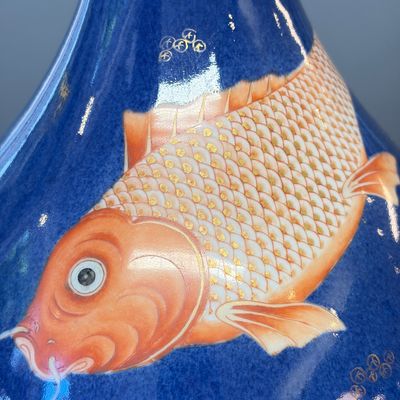 A Chinese gilt-heightened powder-blue-ground iron-red decorated 'Carps' vase — 照片 8