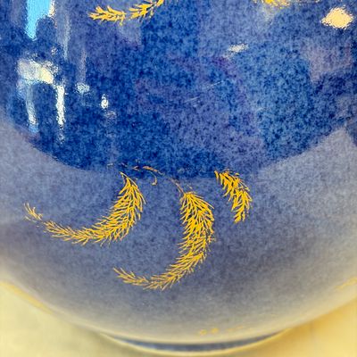 A Chinese gilt-heightened powder-blue-ground iron-red decorated 'Carps' vase — 照片 10