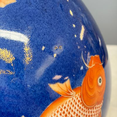 A Chinese gilt-heightened powder-blue-ground iron-red decorated 'Carps' vase — 照片 11