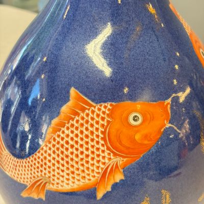 A Chinese gilt-heightened powder-blue-ground iron-red decorated 'Carps' vase — 照片 14