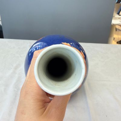 A Chinese gilt-heightened powder-blue-ground iron-red decorated 'Carps' vase — 照片 15