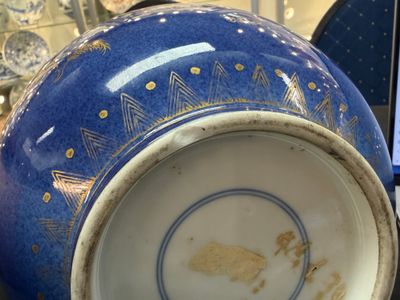 A Chinese gilt-heightened powder-blue-ground iron-red decorated 'Carps' vase — 照片 21