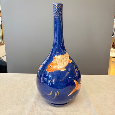 A Chinese gilt-heightened powder-blue-ground iron-red decorated 'Carps' vase — 照片 1