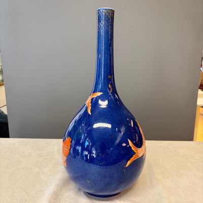 A Chinese gilt-heightened powder-blue-ground iron-red decorated 'Carps' vase — 照片 3