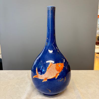 A Chinese gilt-heightened powder-blue-ground iron-red decorated 'Carps' vase — 照片 4