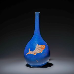 A Chinese gilt-heightened powder-blue-ground iron-red decorated 'Carps' vase — 照片 1