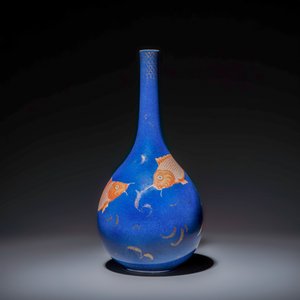 A Chinese gilt-heightened powder-blue-ground iron-red decorated 'Carps' vase — 照片 2