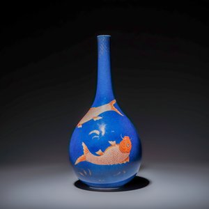 A Chinese gilt-heightened powder-blue-ground iron-red decorated 'Carps' vase — 照片 3