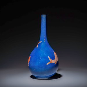 A Chinese gilt-heightened powder-blue-ground iron-red decorated 'Carps' vase — 照片 4
