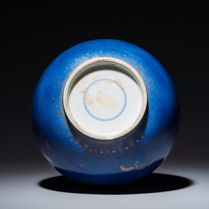 A Chinese gilt-heightened powder-blue-ground iron-red decorated 'Carps' vase — 照片 5