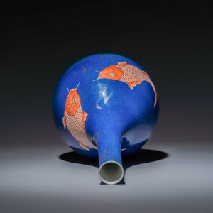 A Chinese gilt-heightened powder-blue-ground iron-red decorated 'Carps' vase — 照片 6