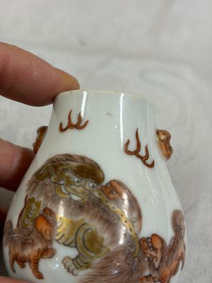 A Chinese gilt iron-red-decorated 'Buddhist Lions' snuff bottle with a red coral stopper — foto 11