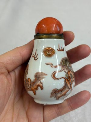 A Chinese gilt iron-red-decorated 'Buddhist Lions' snuff bottle with a red coral stopper — foto 4