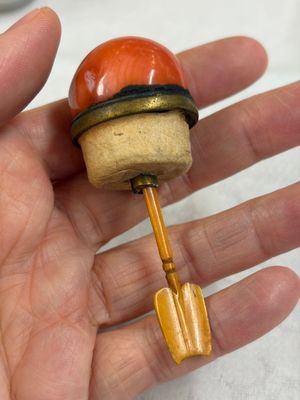 A Chinese gilt iron-red-decorated 'Buddhist Lions' snuff bottle with a red coral stopper — foto 5