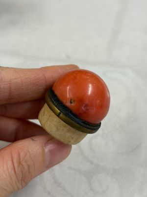 A Chinese gilt iron-red-decorated 'Buddhist Lions' snuff bottle with a red coral stopper — foto 7