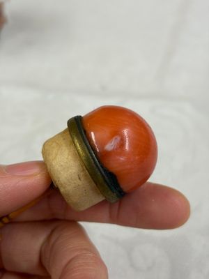 A Chinese gilt iron-red-decorated 'Buddhist Lions' snuff bottle with a red coral stopper — foto 8