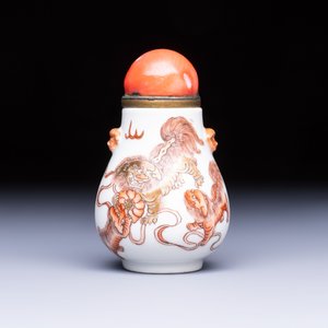 A Chinese gilt iron-red-decorated 'Buddhist Lions' snuff bottle with a red coral stopper — foto 1