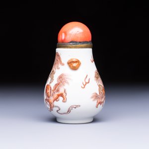 A Chinese gilt iron-red-decorated 'Buddhist Lions' snuff bottle with a red coral stopper — foto 2