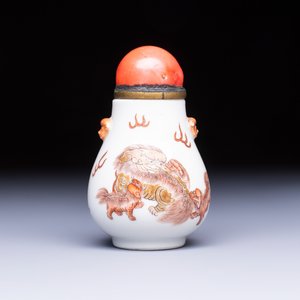 A Chinese gilt iron-red-decorated 'Buddhist Lions' snuff bottle with a red coral stopper — foto 3