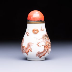 A Chinese gilt iron-red-decorated 'Buddhist Lions' snuff bottle with a red coral stopper — foto 4