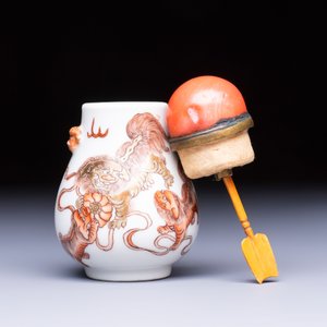 A Chinese gilt iron-red-decorated 'Buddhist Lions' snuff bottle with a red coral stopper — foto 5