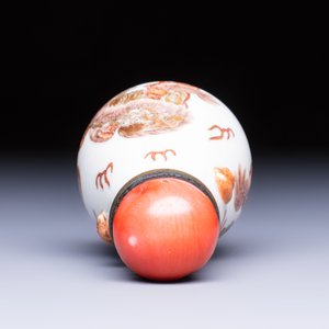 A Chinese gilt iron-red-decorated 'Buddhist Lions' snuff bottle with a red coral stopper — foto 6