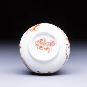 A Chinese gilt iron-red-decorated 'Buddhist Lions' snuff bottle with a red coral stopper — foto 7