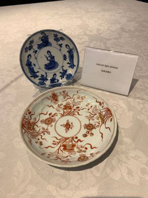 A Chinese gilt iron-red saucer and a blue and white saucer, Johanneum marks, ex-collection of August the Strong, Kangxi — photo 1