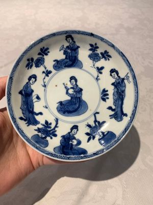 A Chinese gilt iron-red saucer and a blue and white saucer, Johanneum marks, ex-collection of August the Strong, Kangxi — photo 11