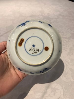 A Chinese gilt iron-red saucer and a blue and white saucer, Johanneum marks, ex-collection of August the Strong, Kangxi — photo 12