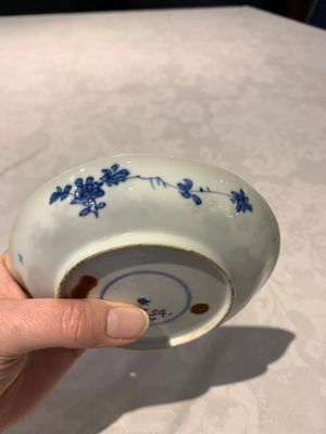 A Chinese gilt iron-red saucer and a blue and white saucer, Johanneum marks, ex-collection of August the Strong, Kangxi — photo 13