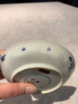 A Chinese gilt iron-red saucer and a blue and white saucer, Johanneum marks, ex-collection of August the Strong, Kangxi — photo 14