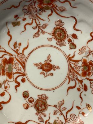 A Chinese gilt iron-red saucer and a blue and white saucer, Johanneum marks, ex-collection of August the Strong, Kangxi — photo 3