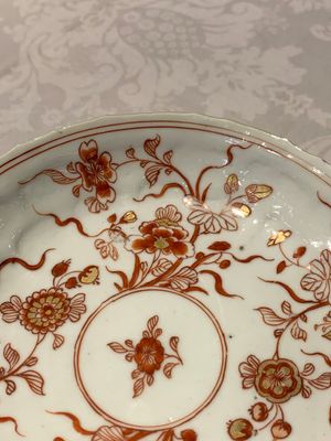 A Chinese gilt iron-red saucer and a blue and white saucer, Johanneum marks, ex-collection of August the Strong, Kangxi — photo 5