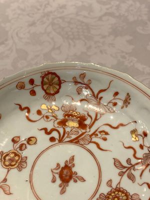 A Chinese gilt iron-red saucer and a blue and white saucer, Johanneum marks, ex-collection of August the Strong, Kangxi — photo 7