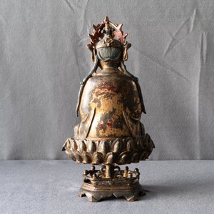 A Chinese gilt-lacquered bronze figure of Guanyin on a lotus throne, Ming — 照片 7