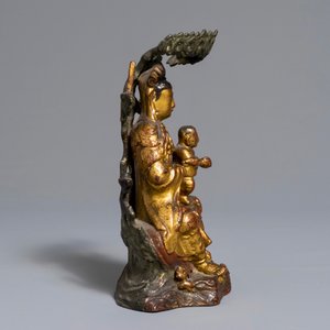 A Chinese gilt-lacquered bronze group of Guanyin with a child, 18th C. — 照片 4