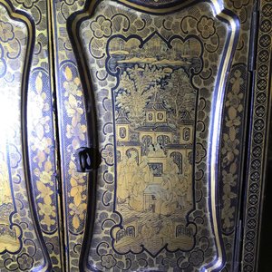 A Chinese gilt-lacquered cabinet and a box, Canton, 19th C. — 照片 38