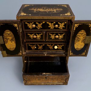 A Chinese gilt-lacquered cabinet and a box, Canton, 19th C. — 照片 9