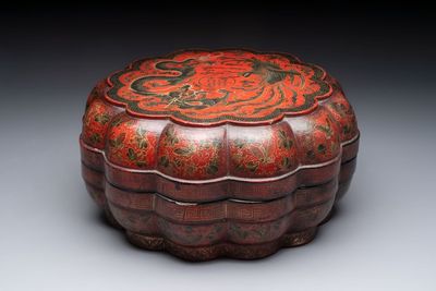 A Chinese gilt-lacquered ‘dragon and phoenix’ box and cover, 20th C.